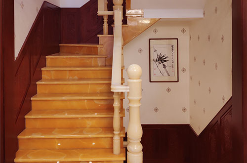 龙南中式别墅室内汉白玉石楼梯的定制安装装饰效果